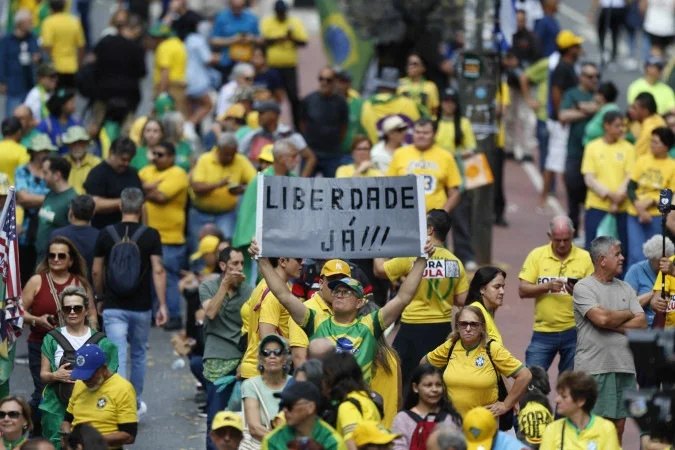 Bolsonaro reúne só 12.400 pessoas na Paulista em manifestação