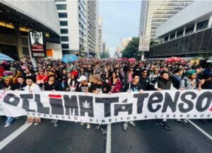 Marcha da Maconha em SP exige fim da guerra às drogas