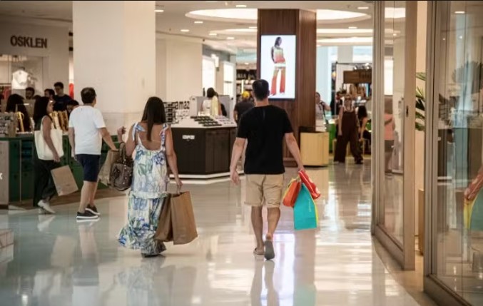 Estudo revela que 40% dos fluminenses devem presentear no Dia dos Namorados. Veja o que pretendem comprar, onde irão comemorar e os valores médios dos gastos.