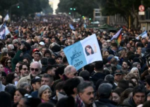Argentinos lotam a Praça de Maio em apoio a Cristina Kirchner