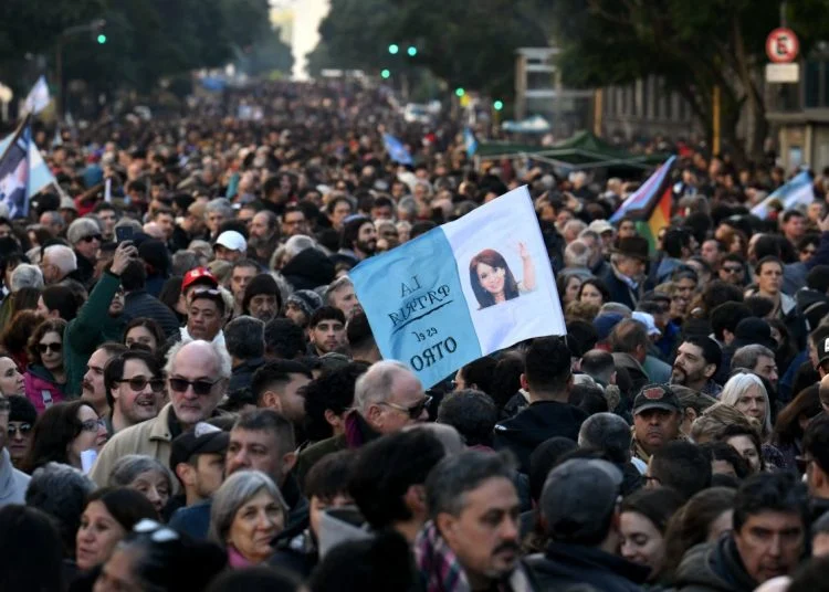 Argentinos lotam a Praça de Maio em apoio a Cristina Kirchner
