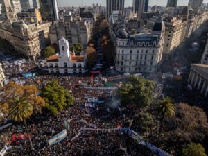 Argentinos lotam a Praça de Maio em apoio a Cristina Kirchner