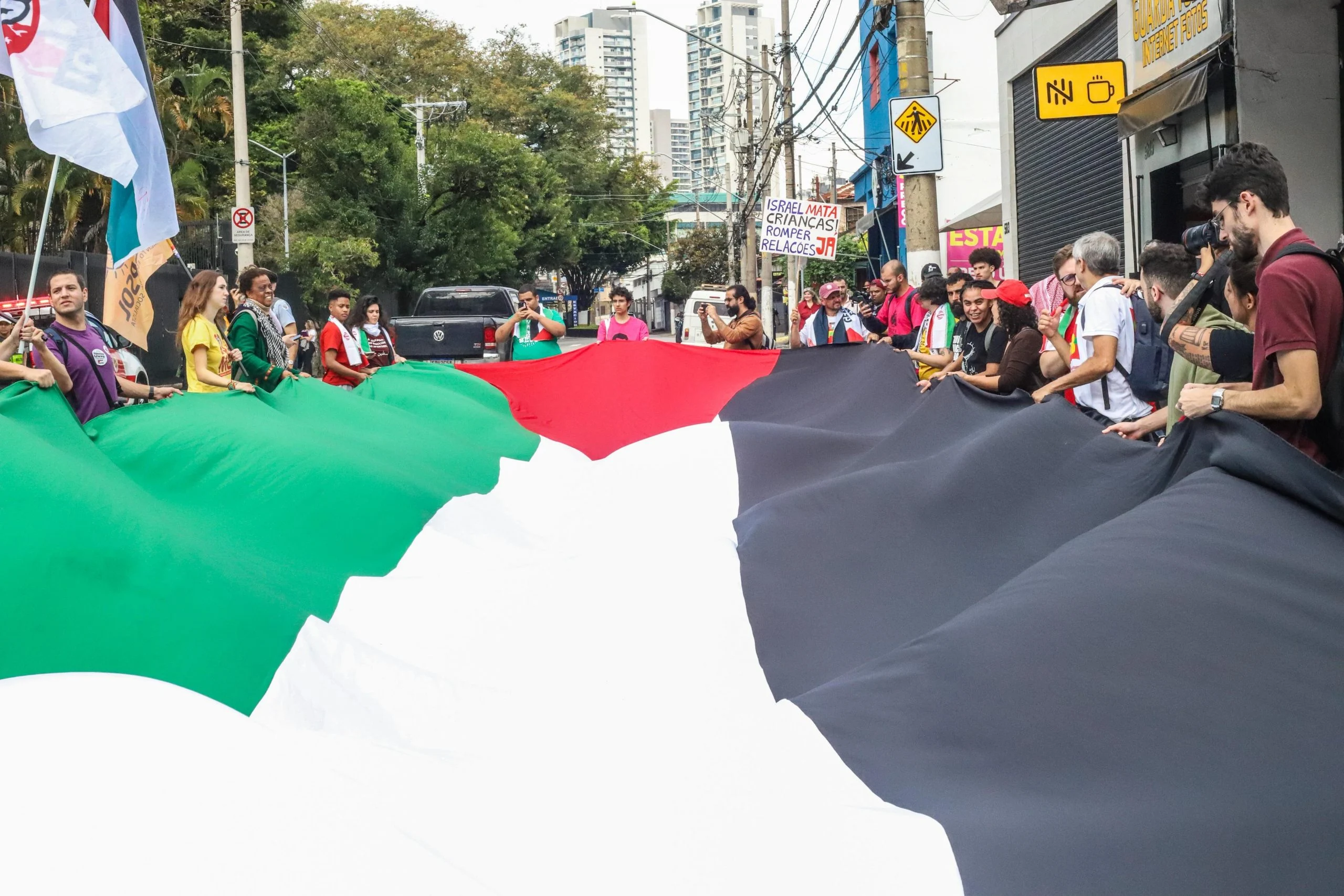 Protesto contra o genocídio na Palestina reúne manifestantes em frente ao Consulado dos EUA