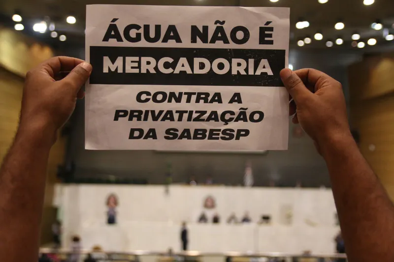 Privatizações no Brasil trazem prejuízos sociais e econômicos